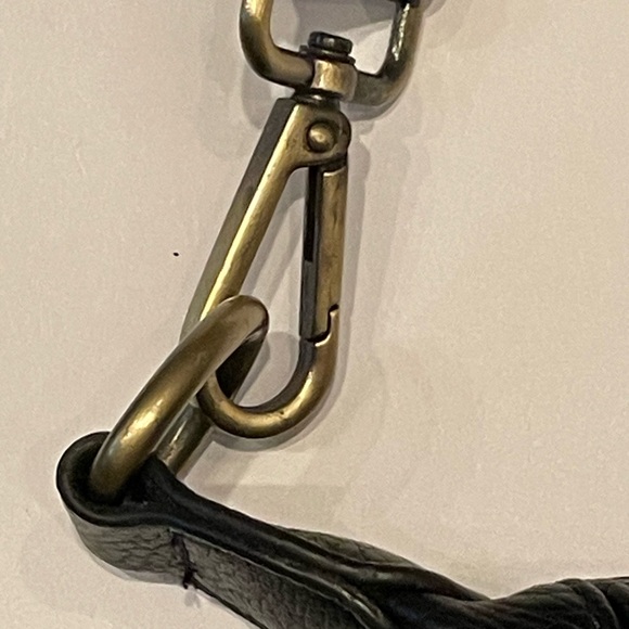 Urban Originals Black Shoulder Bag with 2 Adjustable Straps and Zipper Closure. - Picture 4 of 7